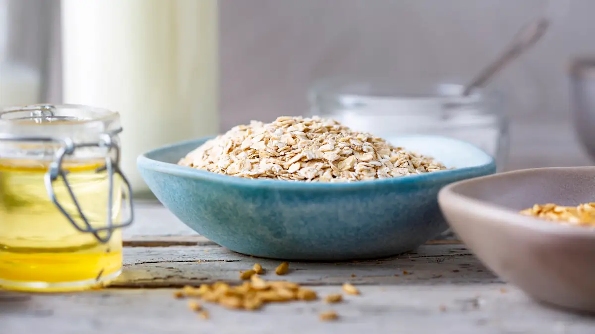Eine Schüssel voller trockener Haferflocken
