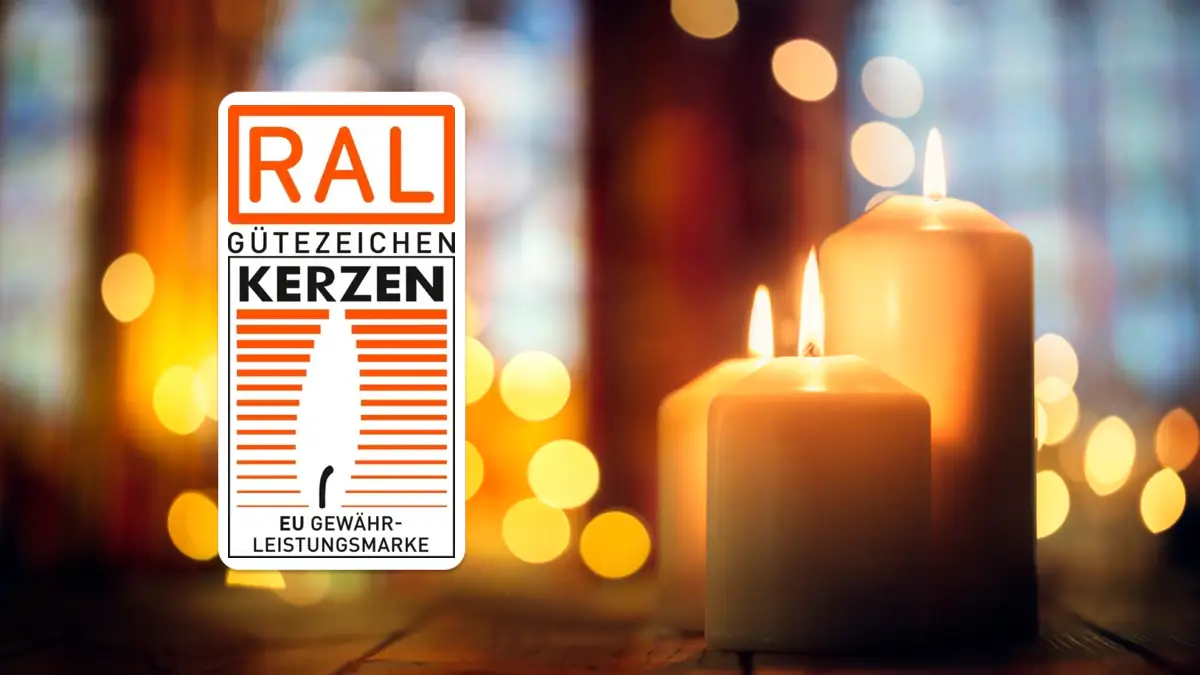Mehrere brennende Kerzen und links im Bild das RAL-Gütesiegel