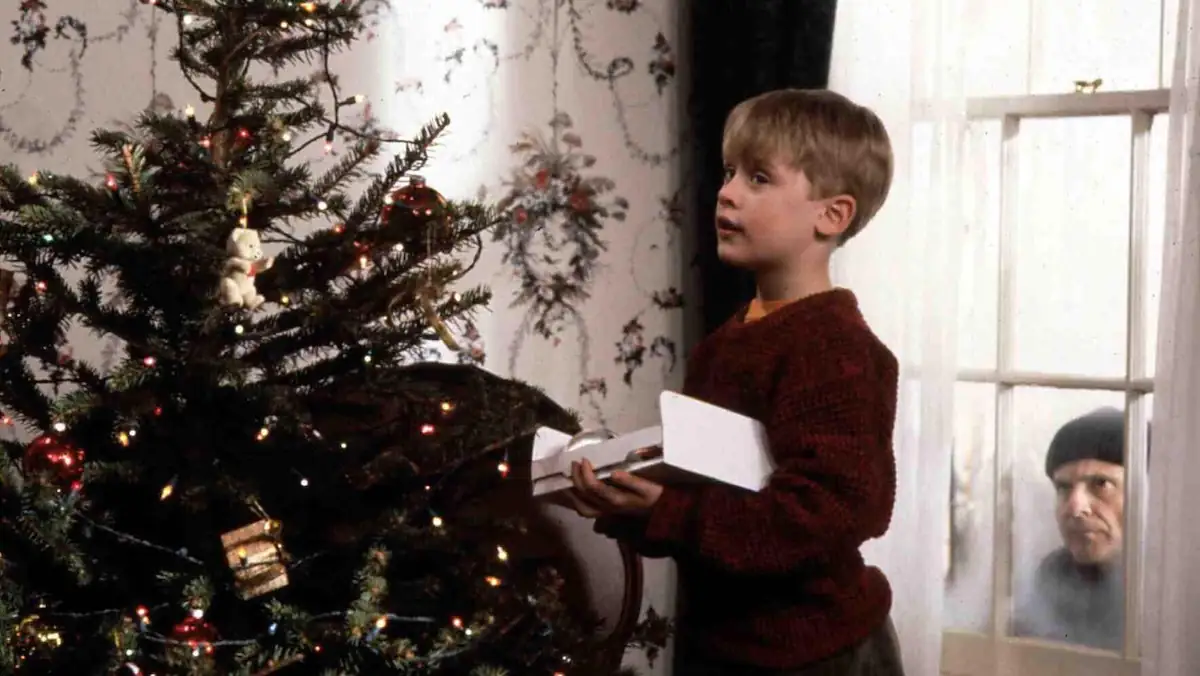 Macaulay Culkin in „Kevin – Allein zu Haus“ neben einem Weihnachtsbaum