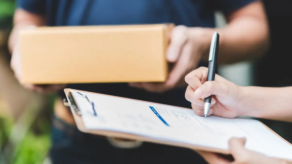 Jemand nimmt Pakete von einem Zusteller entgegen und unterschreibt dafür einen Lieferschein