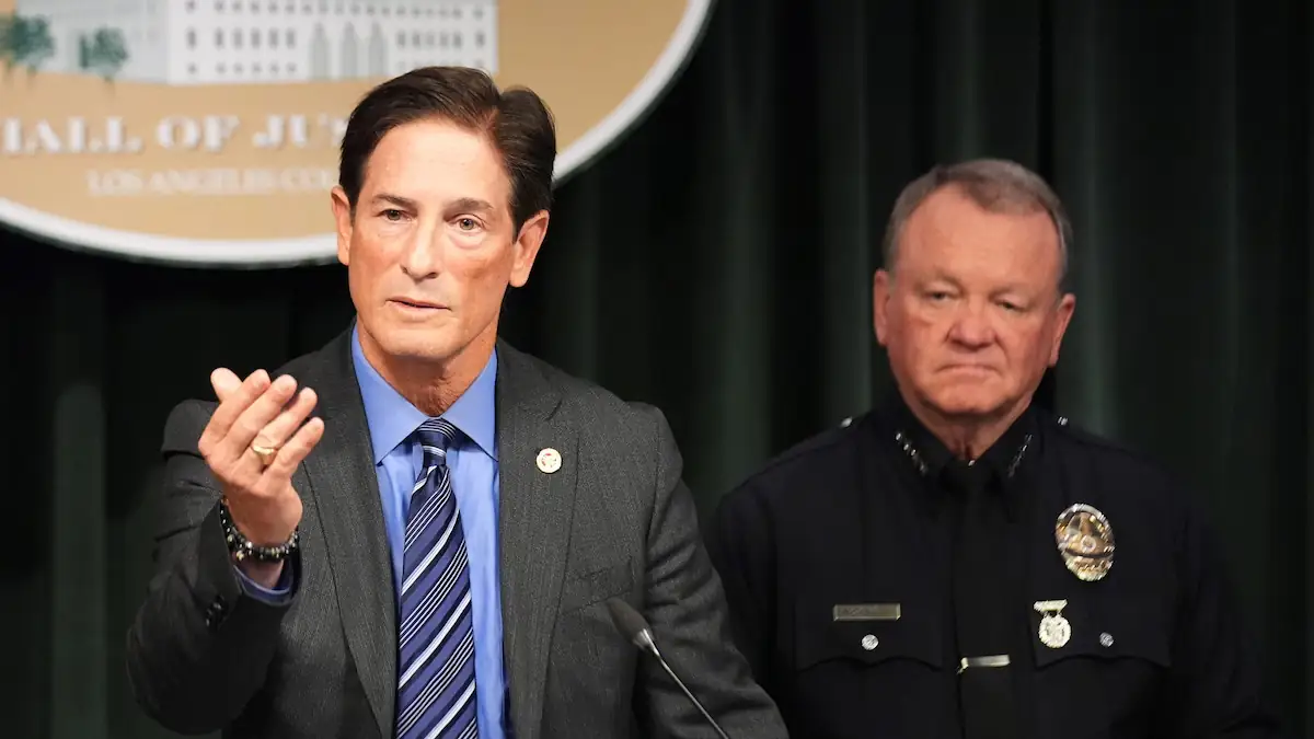 Staatsanwalt Nathan Hochman bei der Pressekonferenz zum Mord an Rob Reiner und seiner Frau Michele Singer Reiner