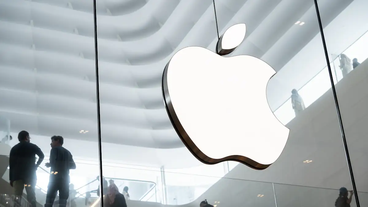 iOS 27: Apple-Logo an einer Glasfront