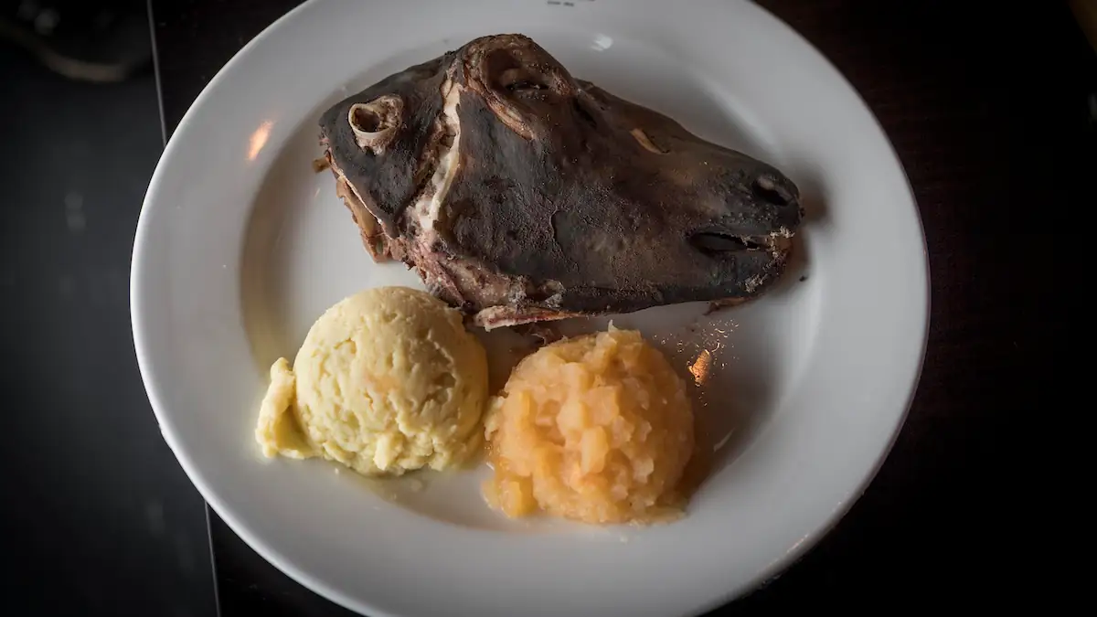 Svið, schwarzgesengter Schafskopf, traditionelle isländische Speise