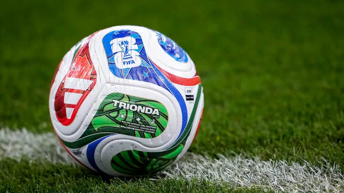 Fußball liegt auf dem Rasen