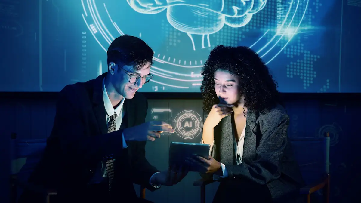 Business Team diskutiert und verwendet KI