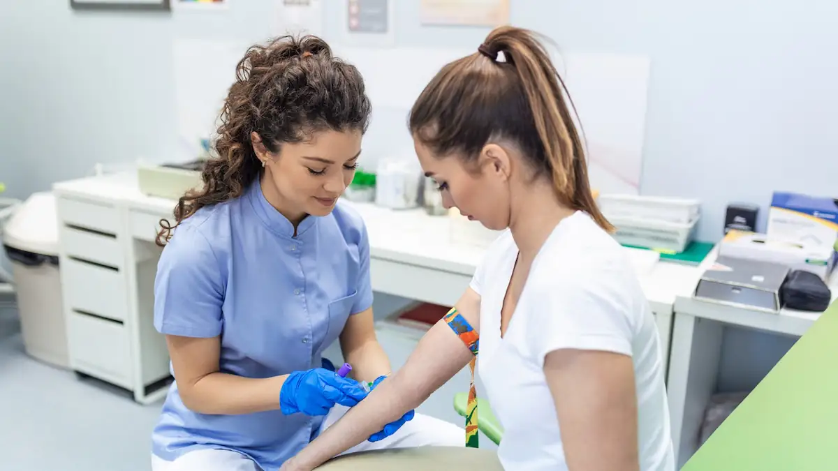 KI-sichere Jobs: Ärztin oder MFA nimmt einer jungen Frau Blut ab