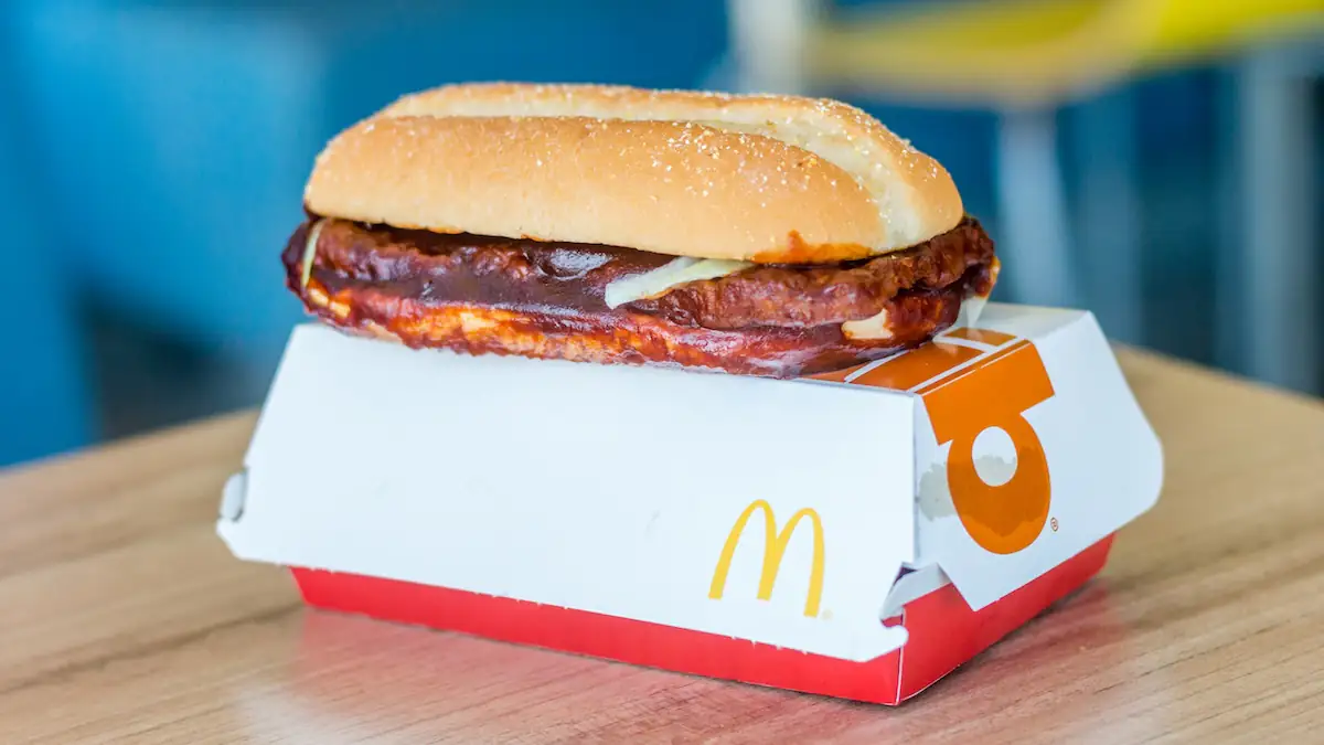 Ein McRib-Sandwich der Fast-Food-Kette McDonald’s