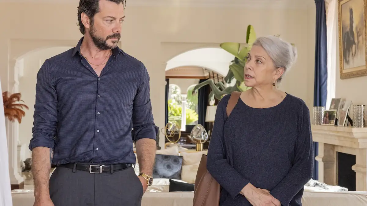 Szene aus der Netflix-Serie „Zwei Gräber“, in der sich ein mittelalter Mann und eine ältere Dame skeptisch anschauen