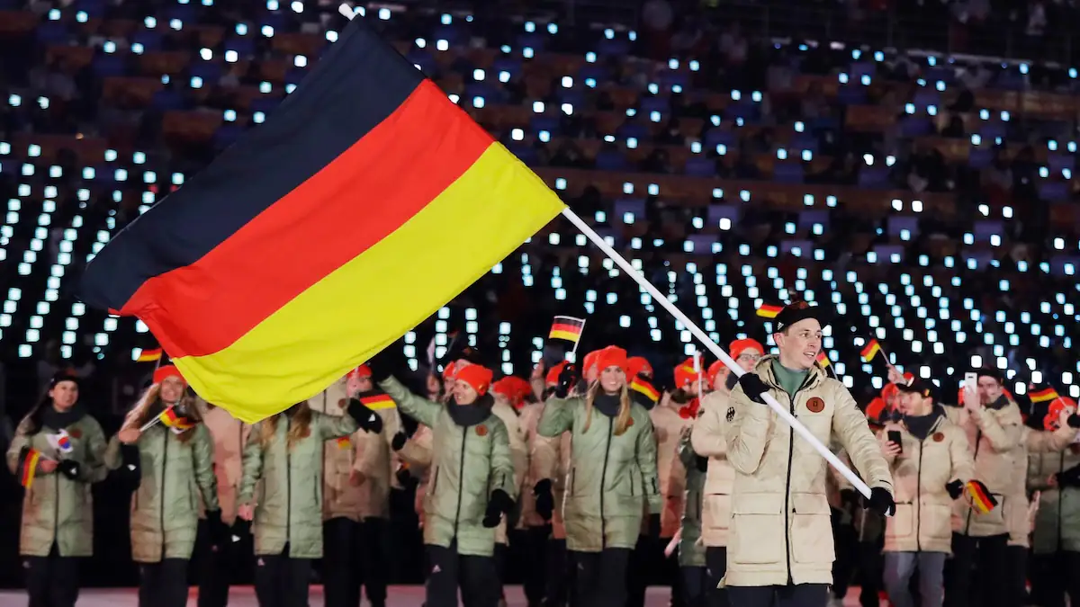 Fahnenträger Eric Frenzel bei der Eröffnungsfeier für Olympia 2018