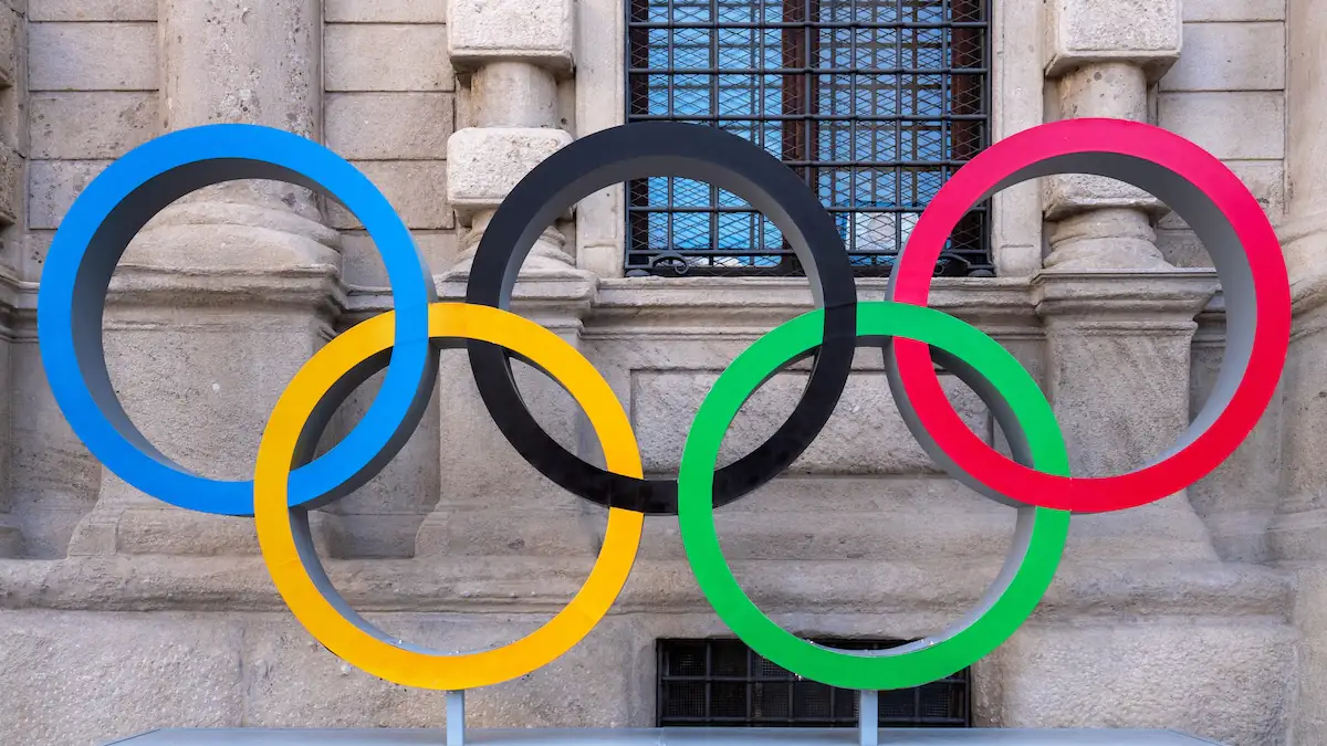 Italien: Olympische Ringe vor dem Mailänder Rathaus zu den Winterspielen 2026