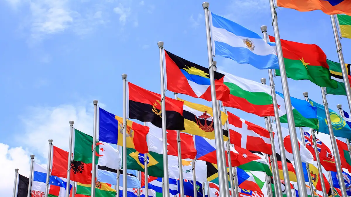 Risk Map 2026: Viele verschiedene Länderflaggen vor blauem Himmel