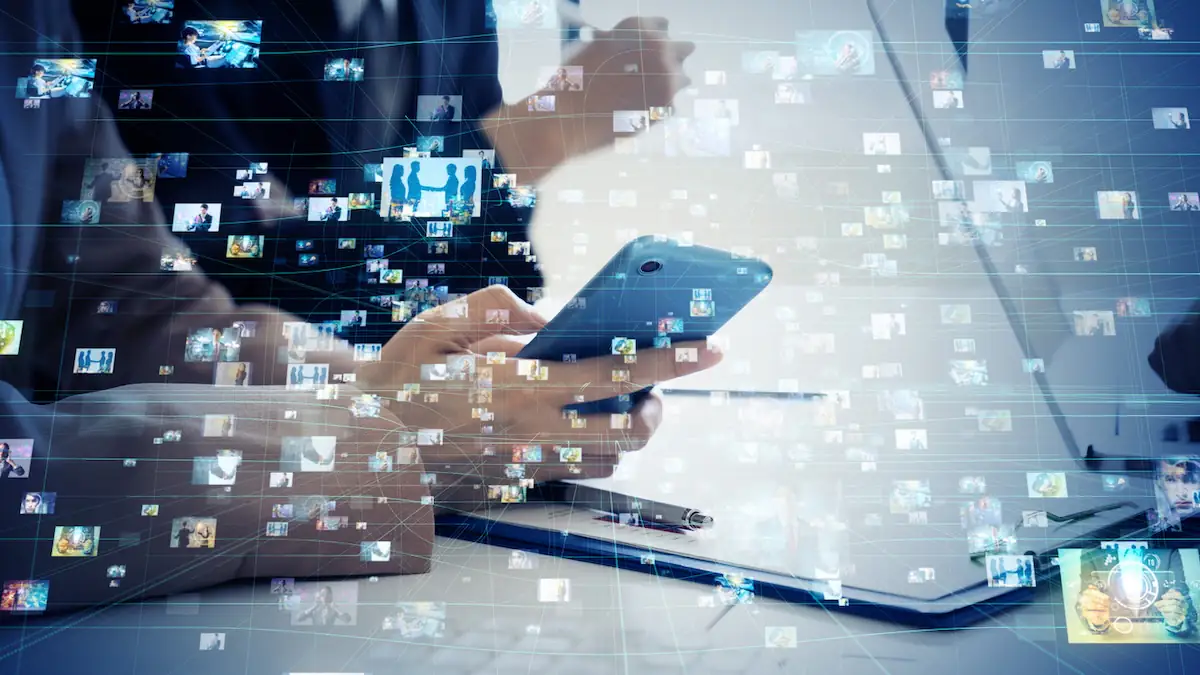 Stalkerware: Symbolbild für Smartphone-Überwachung