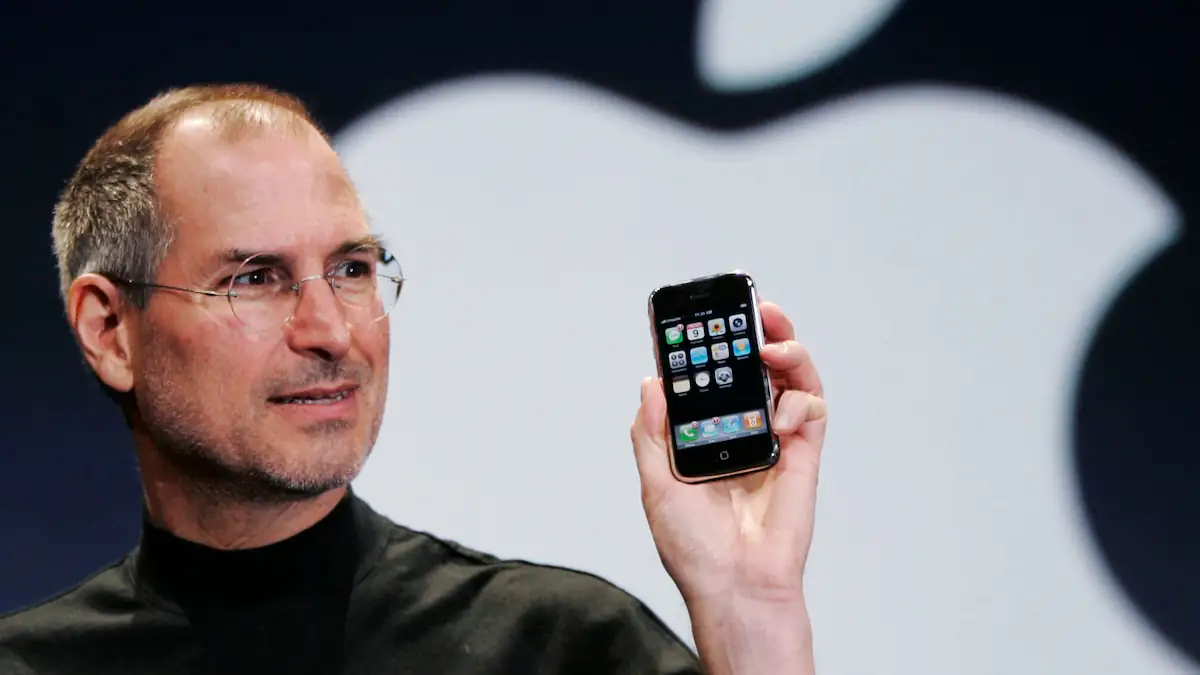 Steve Jobs präsentiert das erste iPhone
