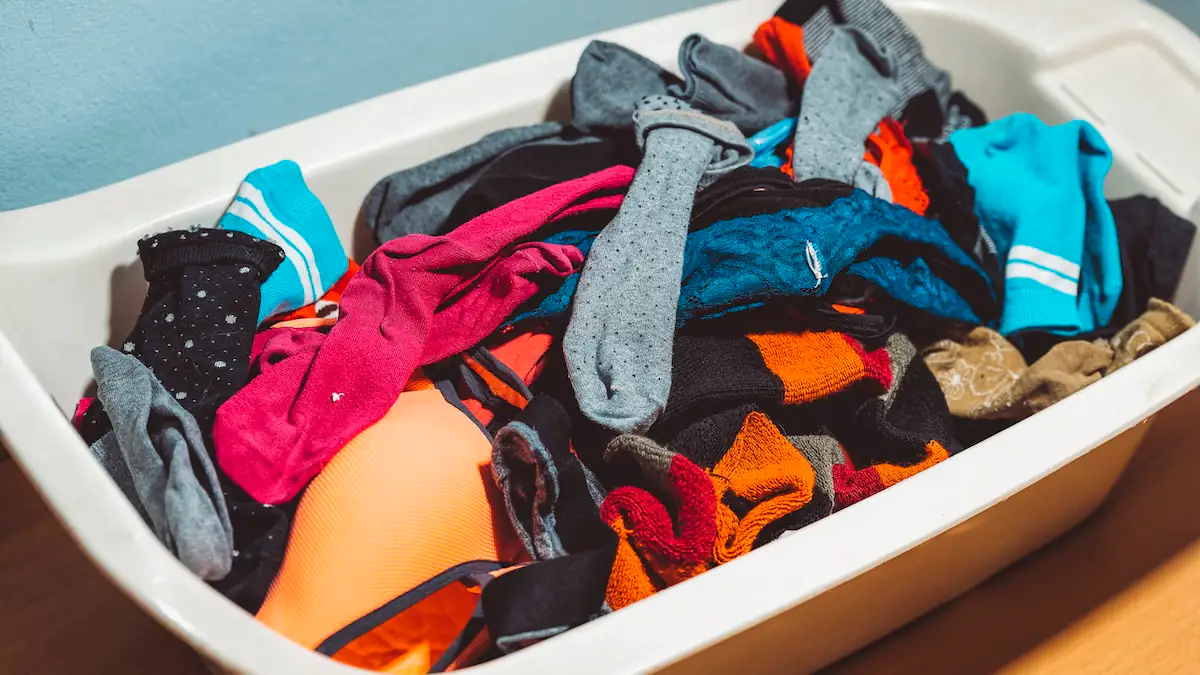 Wäschekorb voller Socken und Unterhosen