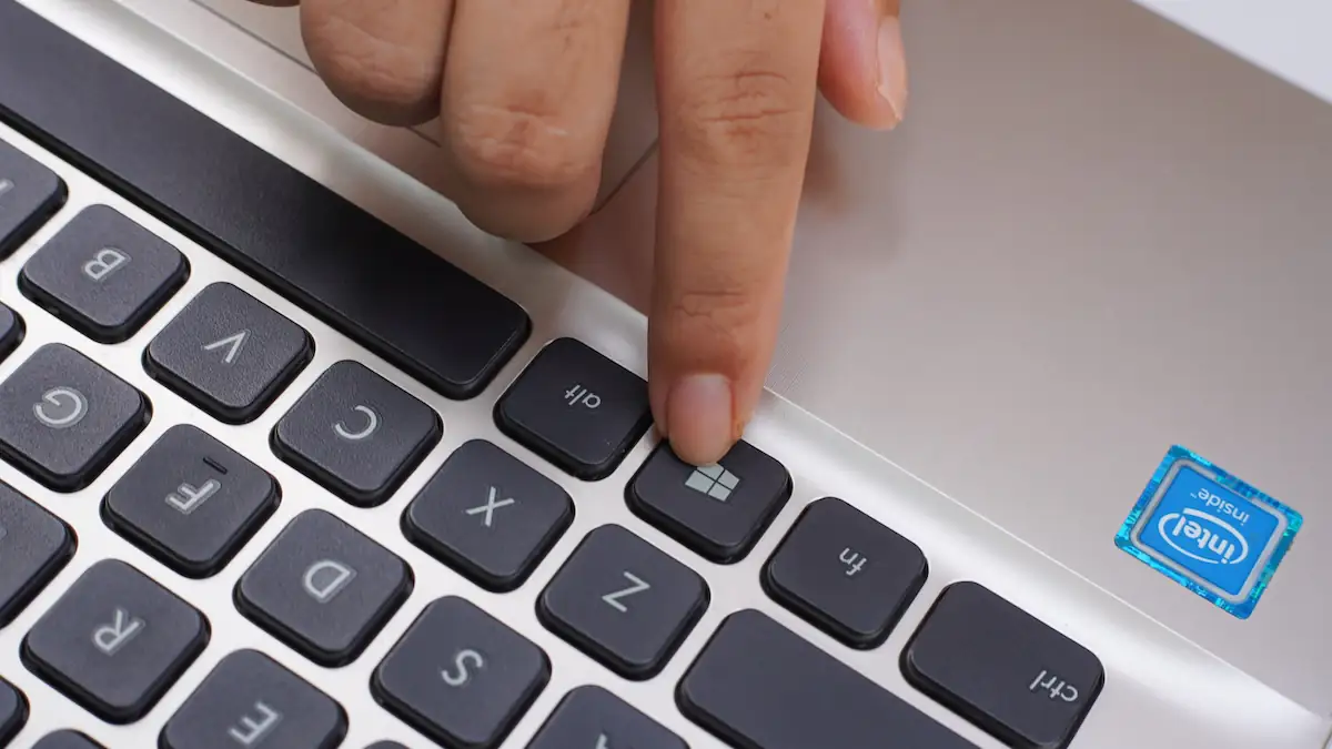 Jemand drückt Taste auf einer PC-Tastatur mit Windows-Logo