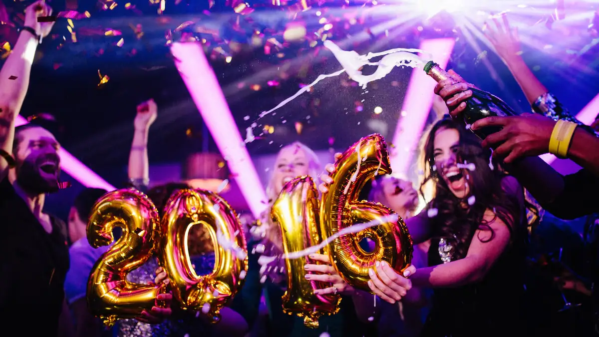 Bei einer Party wird die Zahl 2016 in Form von Luftballons gezeigt