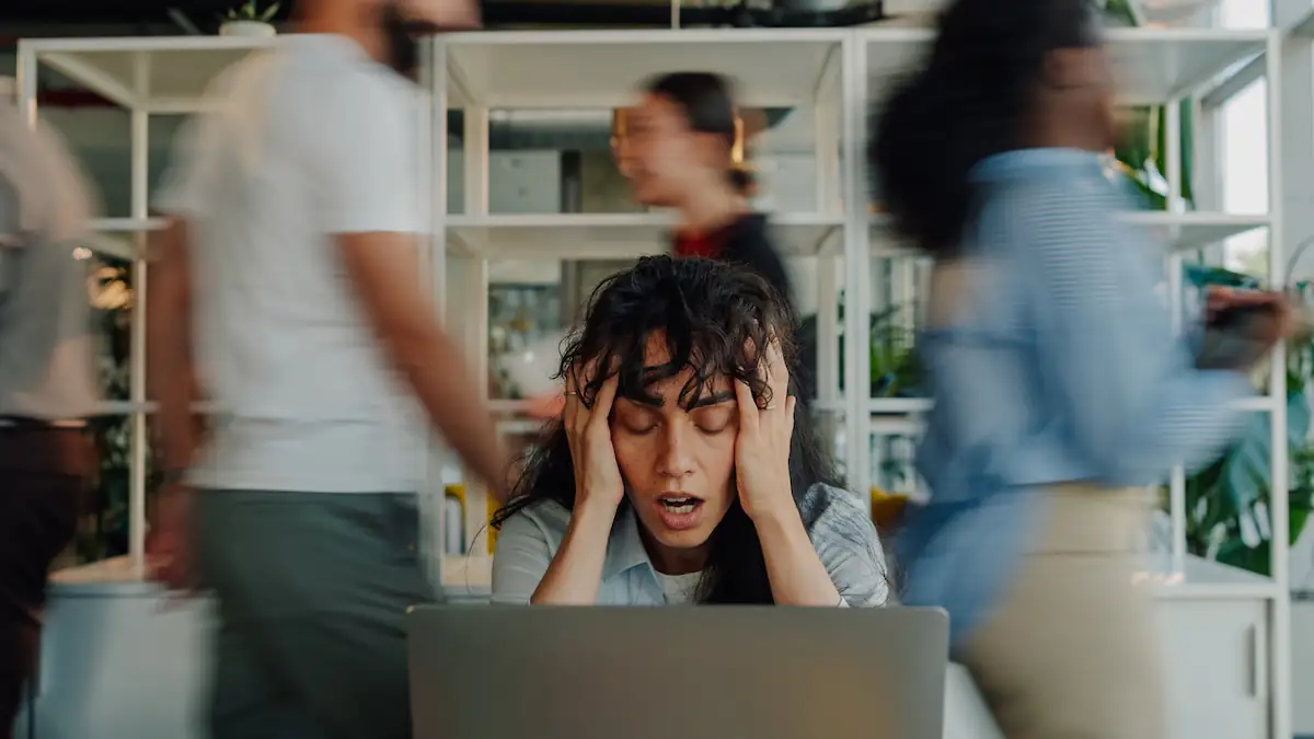 996-Modell: Überarbeitete Frau in einem Büro