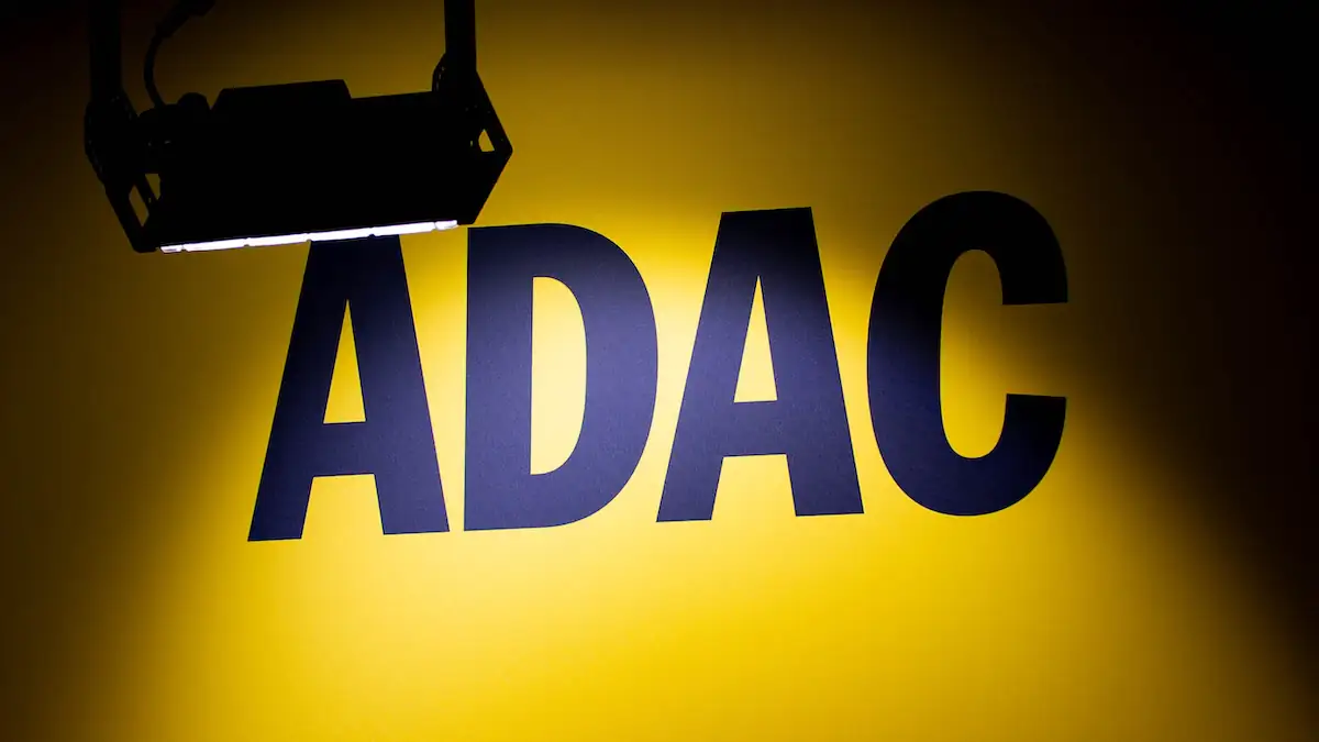 Logo des ADAC wird von einer Lampe angeleuchtet