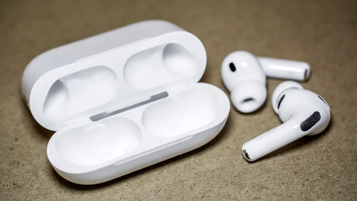 AirPods Pro 3 liegen neben ihrem Case