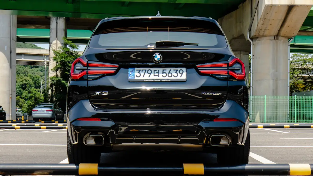 Schwarzer BMW X3 von hinten