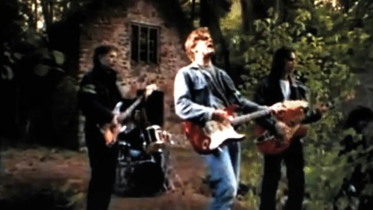 Szene aus dem Musikvideo zu „(Everything I Do) I Do It for You“ von Bryan Adams, in dem man im Hintergrund ein altes Cottage sieht