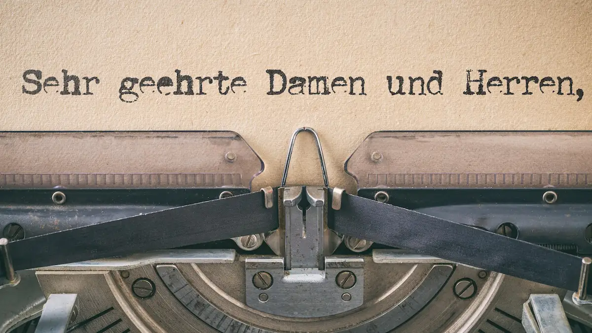 Ansprache in E-Mails: Schreibmaschine schreibt „Sehr geehrte Damen und Herren“