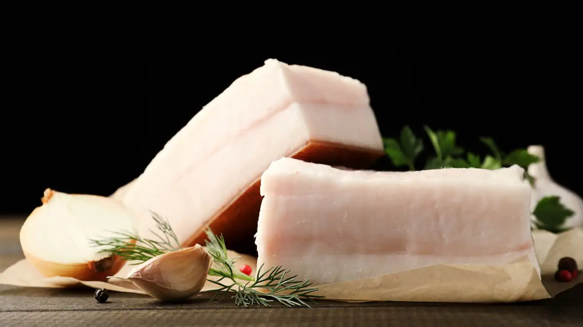 Aufgeschnittenes Schweinefett als Fleischbeispiel