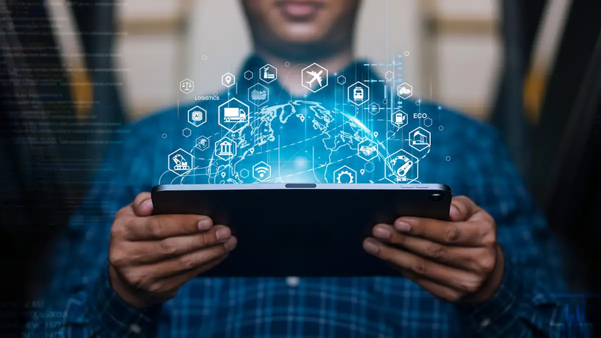 KI am Arbeitsplatz: Holografische Projektionen schweben über einem Tablet, das jemand in der Hand hält