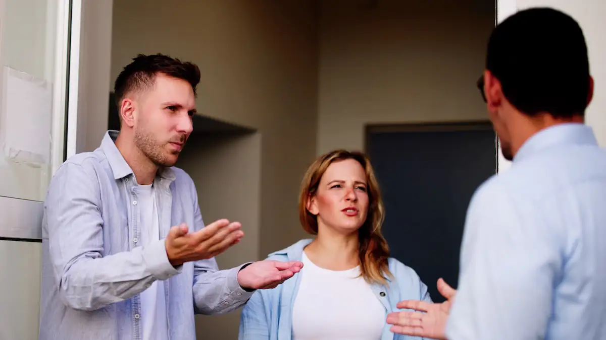 Nachbarn streiten vor der Tür