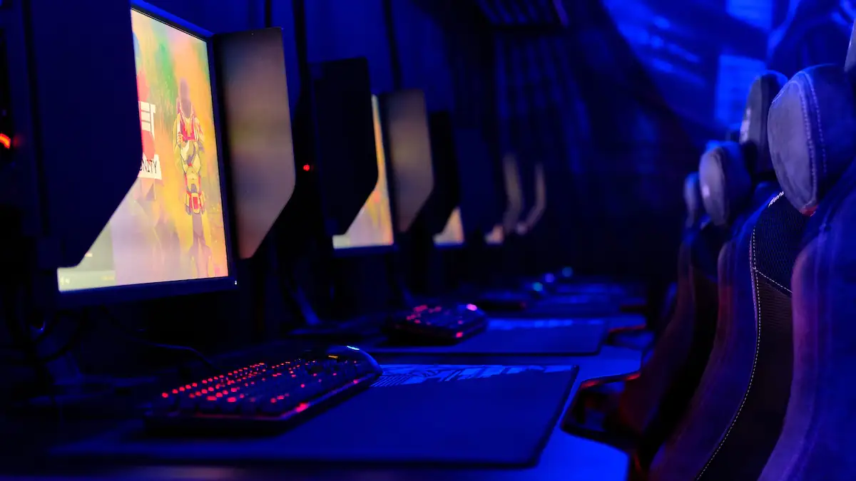 Dänische Polizei spielt Videospiele: Gaming-Plätze mit eingeschalteten Monitoren