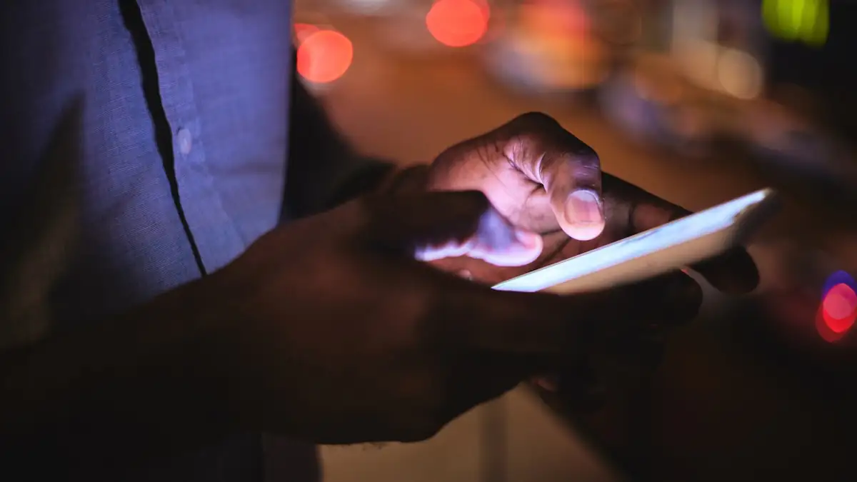 Psychopath an Textnachrichten erkennen: Jemand schriebt eine Nachricht in seinem Handy