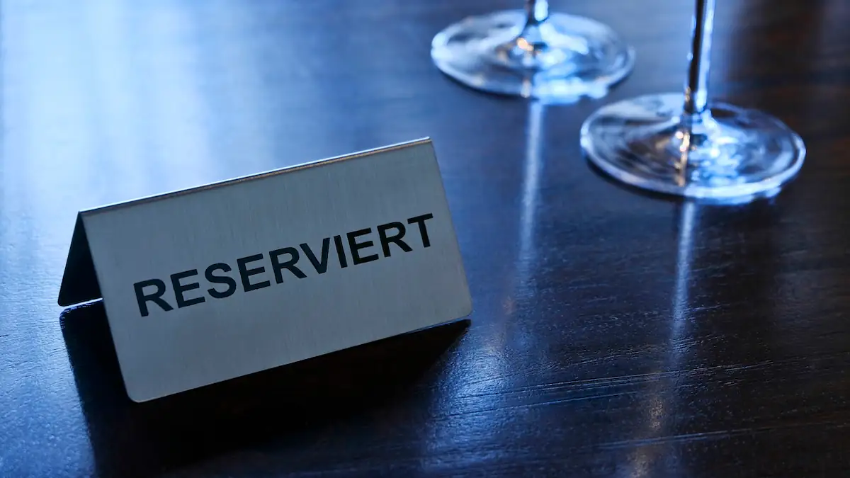 Reserviert-Schild im Restaurant