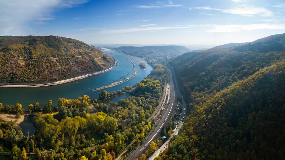 Panorama-Aufnahme des Rheins als Symbolbild für das Trinkwasser, das aus ihm entnommen wird