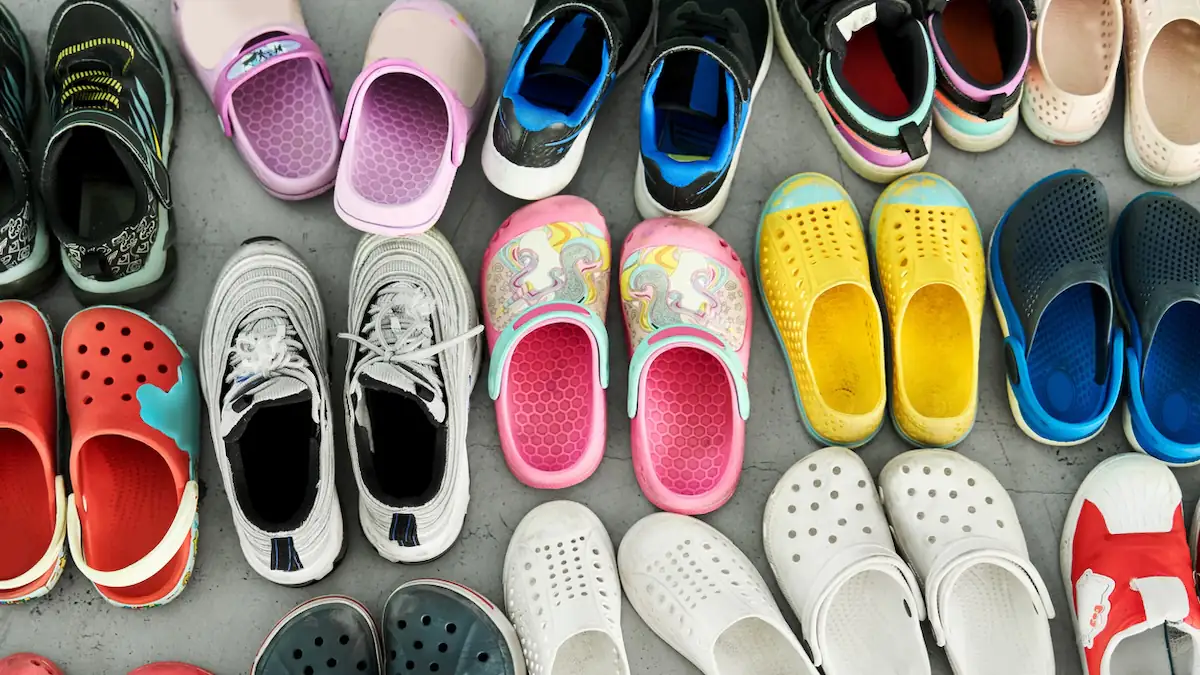 Viele bunte Schuhe und Hausschuhe stehen nebeneinander