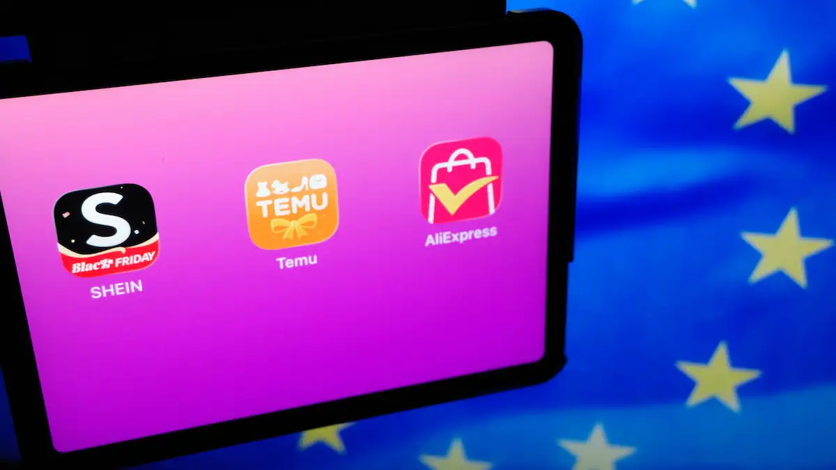 App-Icons der chinesischen Anbieter Shein, Temu und AliExpress nebeneinander auf einem Display, daneben wird die EU-Flagge angedeutet