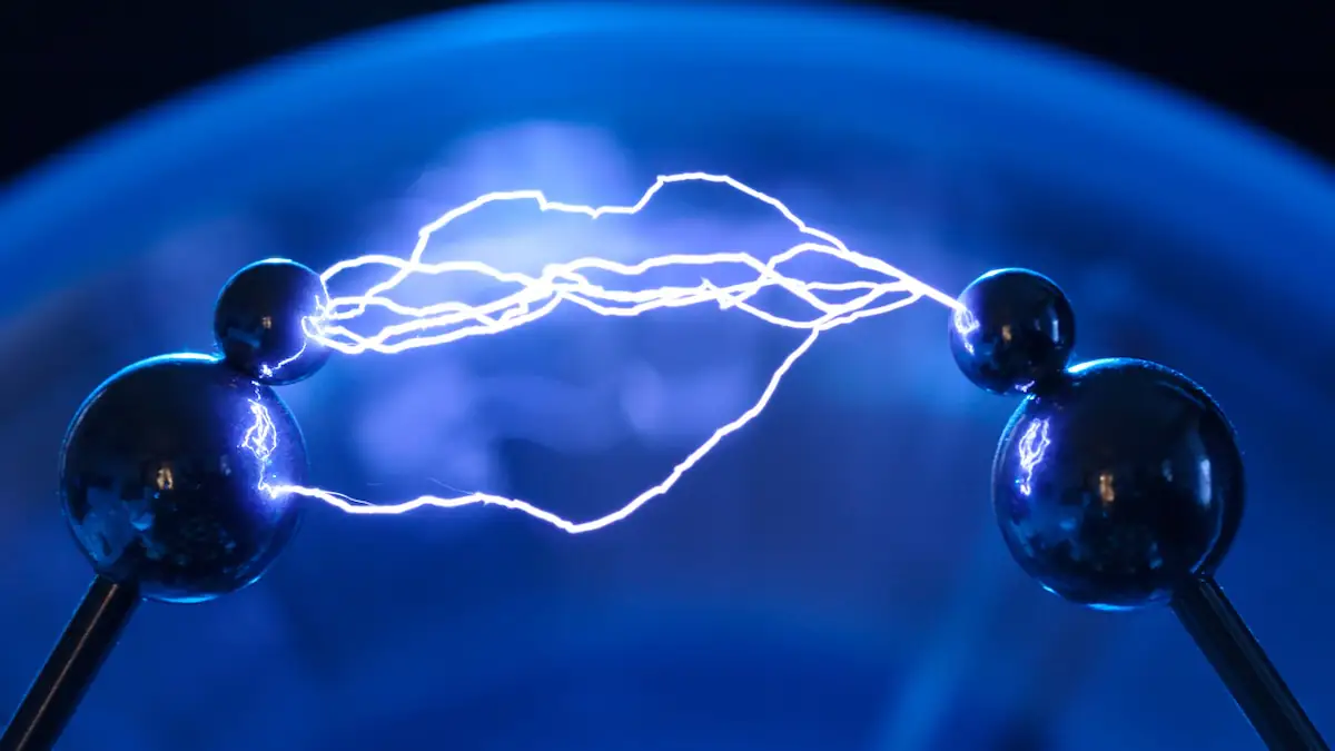 Stromschlag: Elektrische Spannung in Form einer Lichtbogenentladung zwischen zwei Metallobjekten 