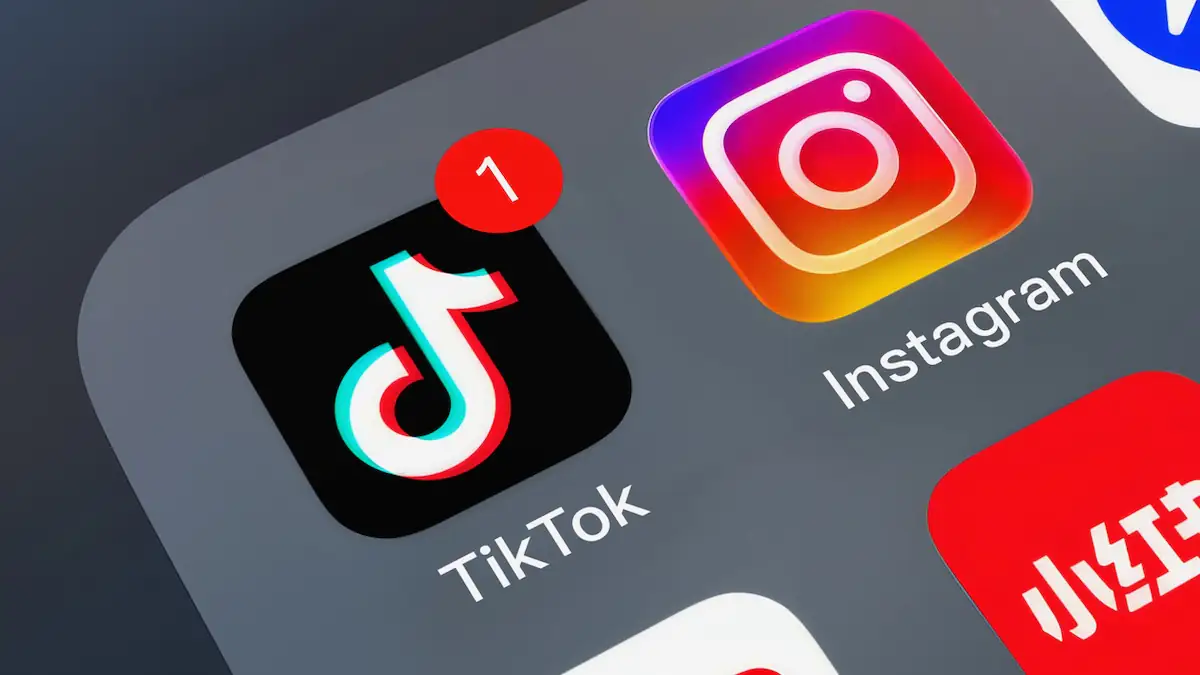App-Icons von Instagram und TikTok auf einem Display