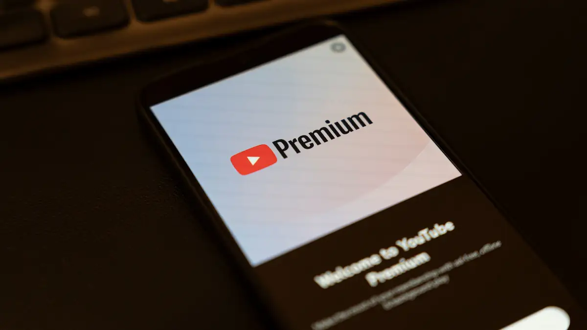 Smartphone zeigt YouTube Premium