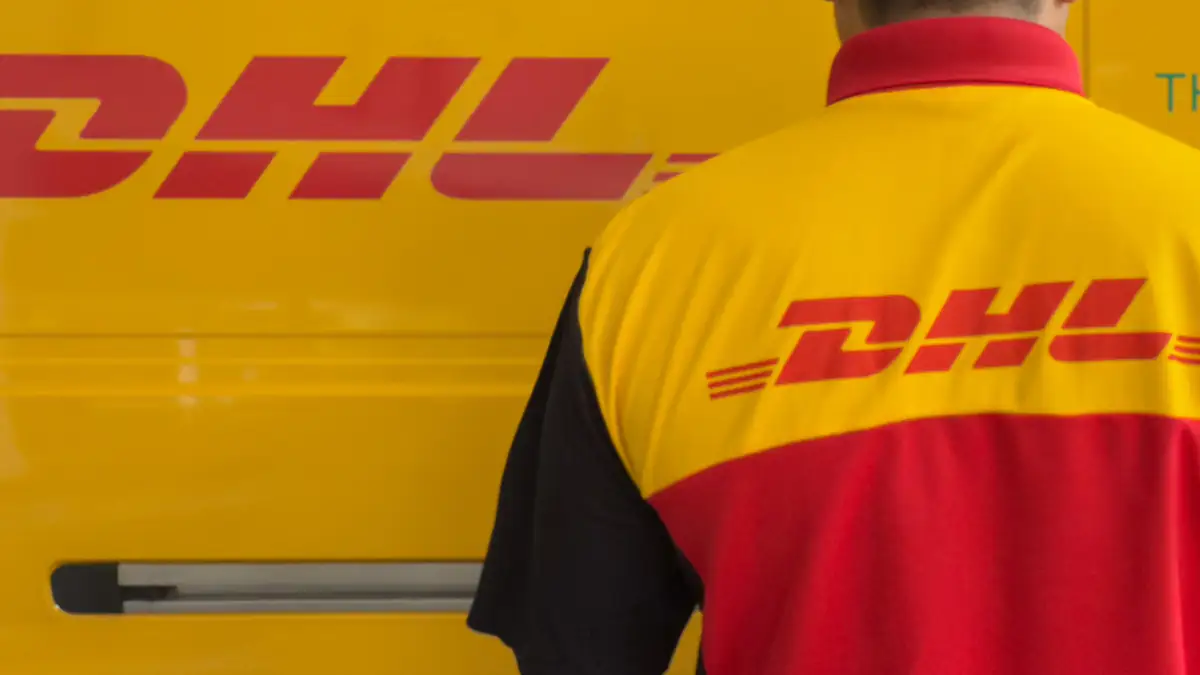 DHL Zusteller vor einem Zustellfahrzeug