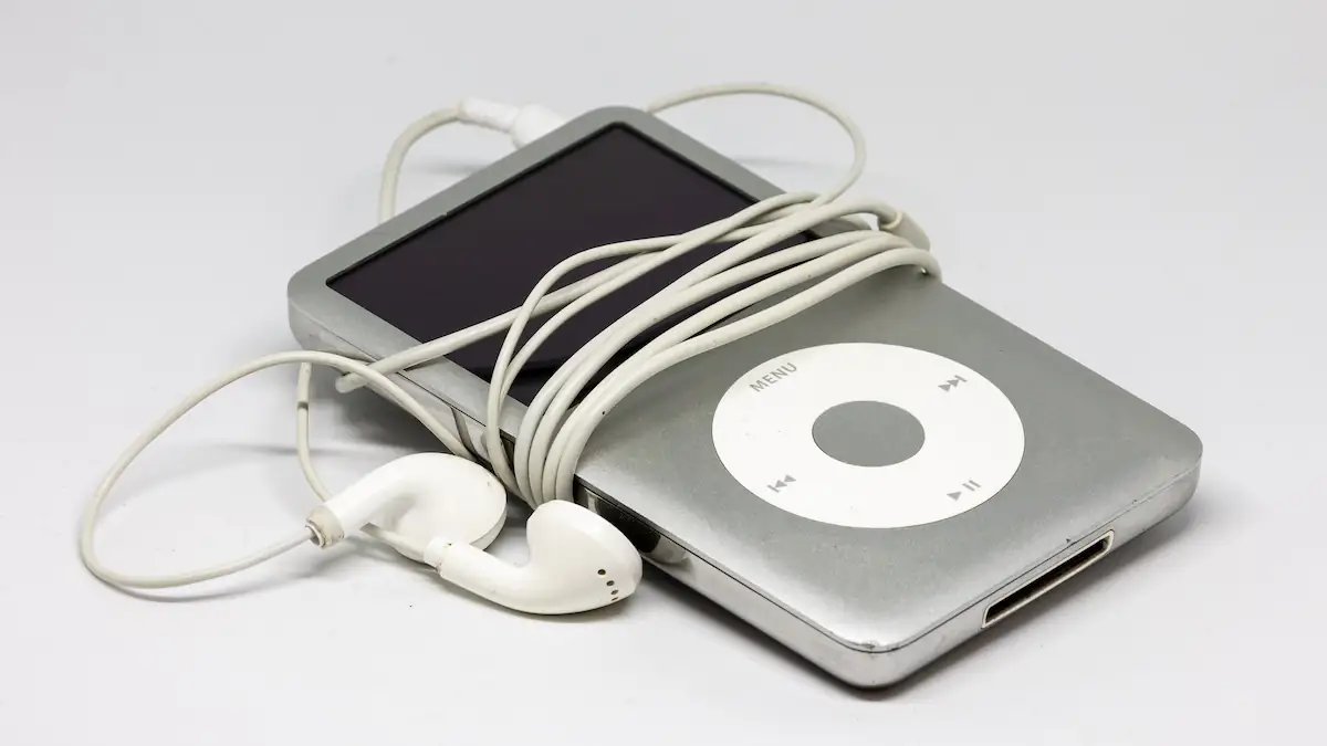 Alter iPod Classic von Apple mit Kopfhörern
