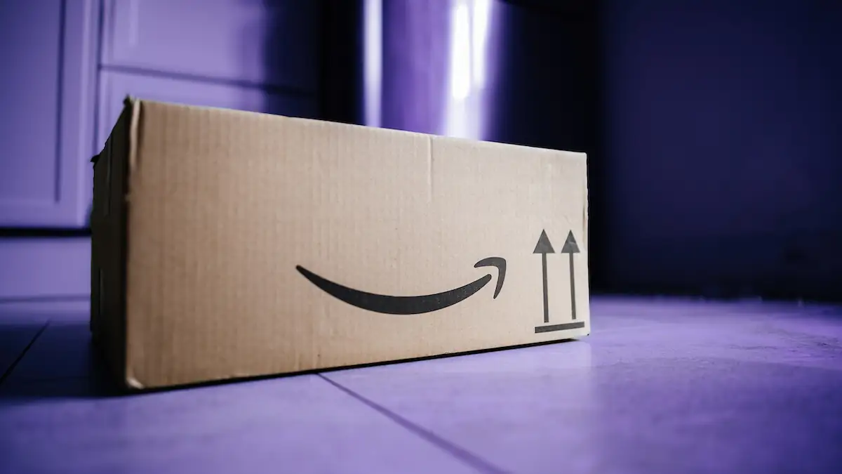 Apple-Bestellung: Amazon-Paket steht in lilafarbenem Licht auf dem Boden
