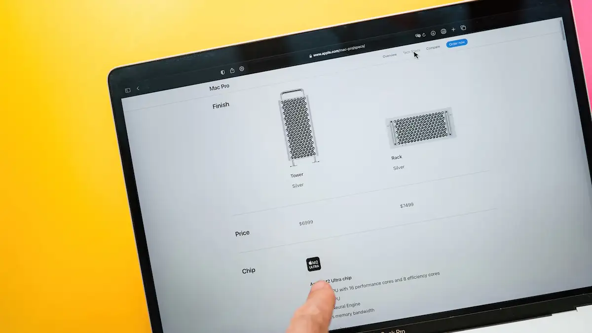 Jemand ruft die Produktseite des Mac Pro auf der Apple-Website auf