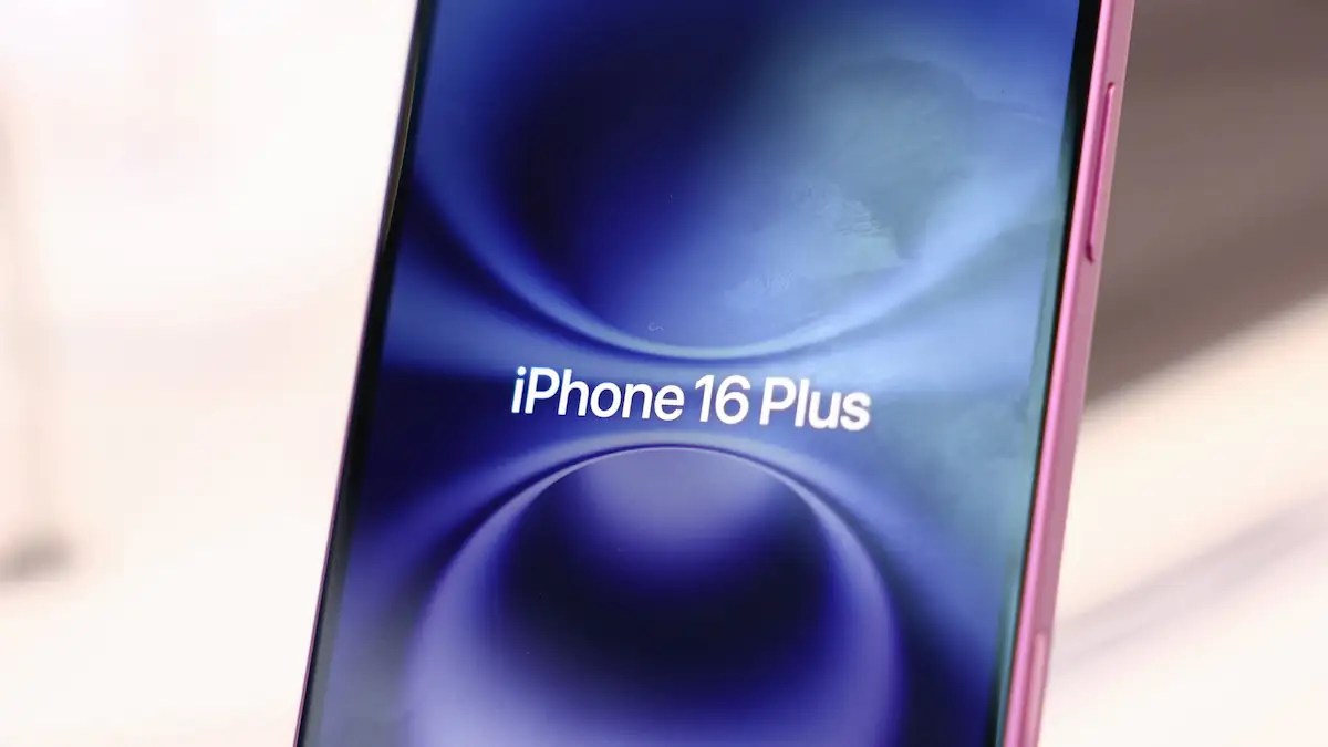 iPhone 16 Plus mit entsprechendem Schriftzug auf dem Display