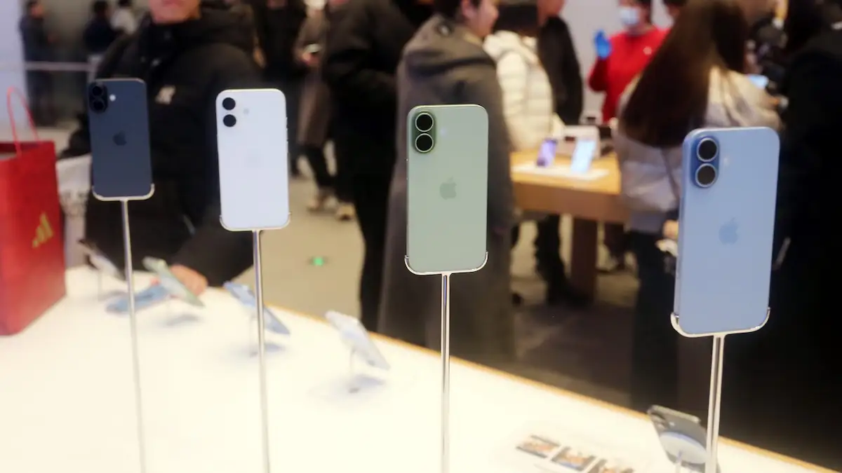 iPhone-17-Modelle von hinten aufgereiht in Apple Store