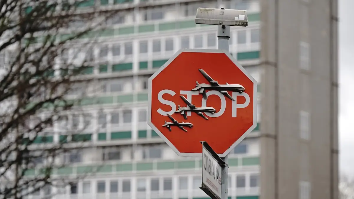 Banksy-Kunstwerk auf Stoppschild