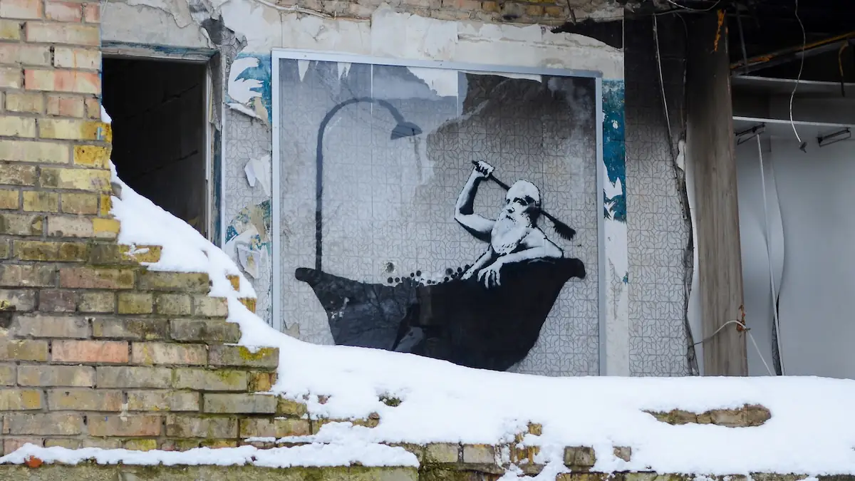 Banksy-Kunstwerk zeigt Mann in Badewanne an einer Hauswand