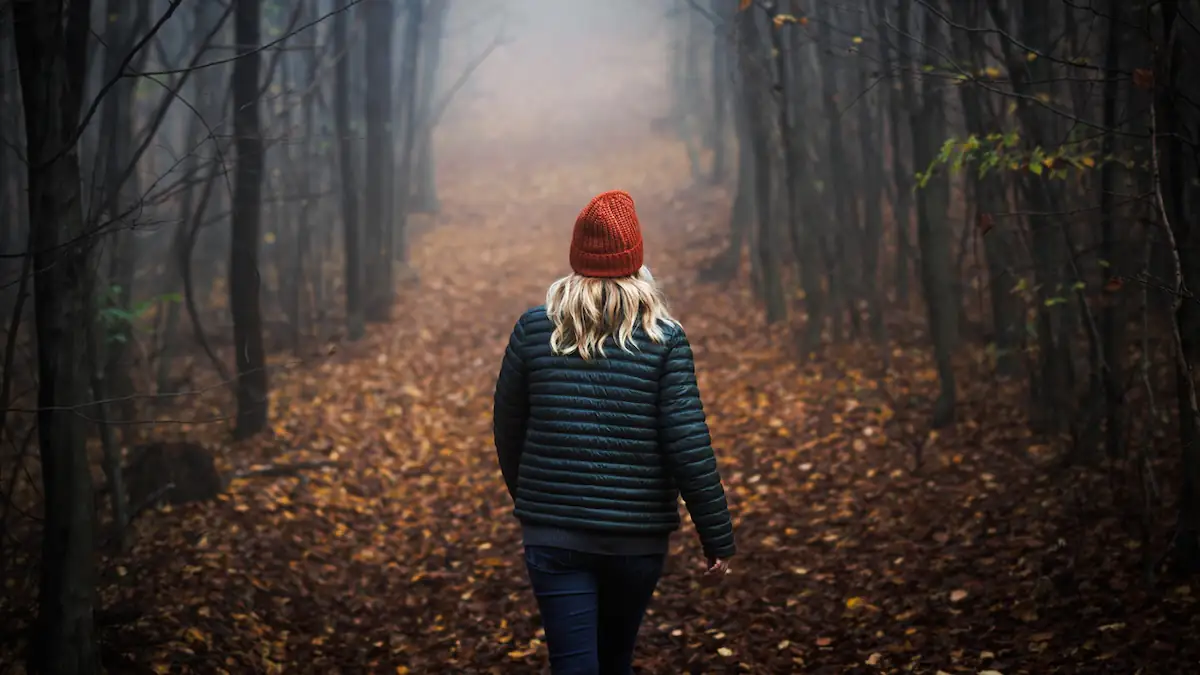 Frau beim Spaziergang über Waldboden