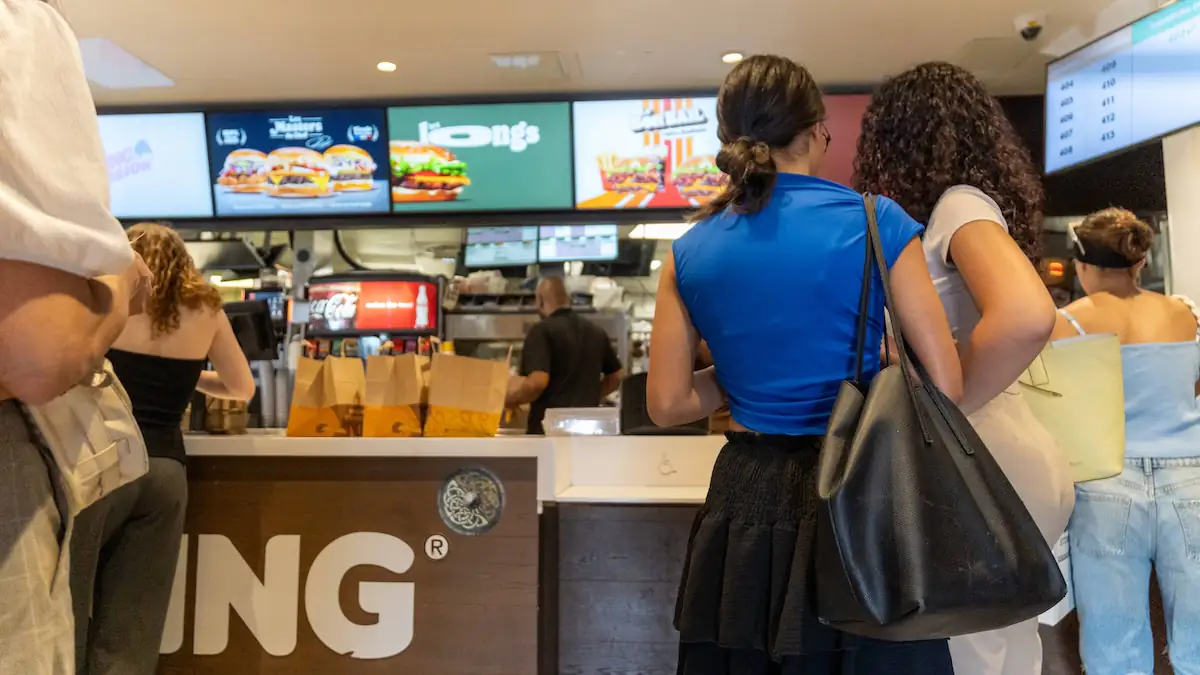 Kunden stehen an einer Theke bei Burger King an