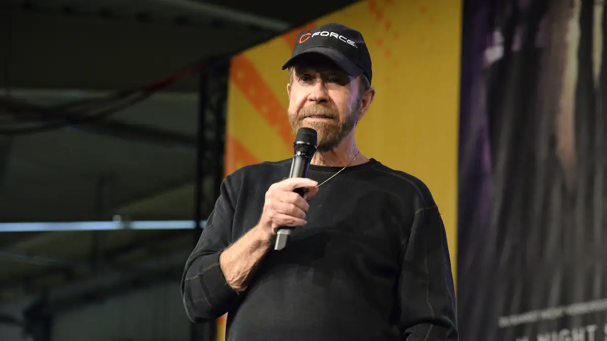 Chuck Norris mit Mikrofon 2018