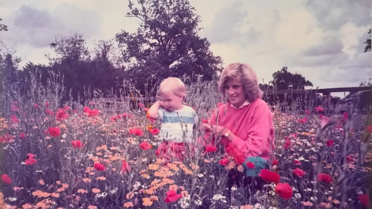 Diana und Prinz WIlliam als kleines Kind in einer Blumenwiese